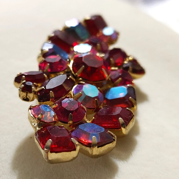 Brooch Red Aurora Borealis Rhinestone Gold Tone Vintage Setting Pinback Prong - Picture 6 of 11